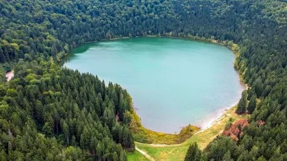 Lacul din România, cu apa cea mai pură. Are proprietăți miraculoase