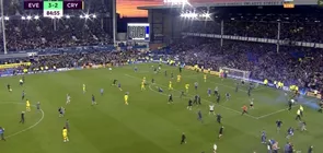 Nebunie in meciul lui Everton Ingropata la pauza echipa lui Lampard sa salvat in minutul 85 Fanii au intrat pe teren in timpul meciului Video