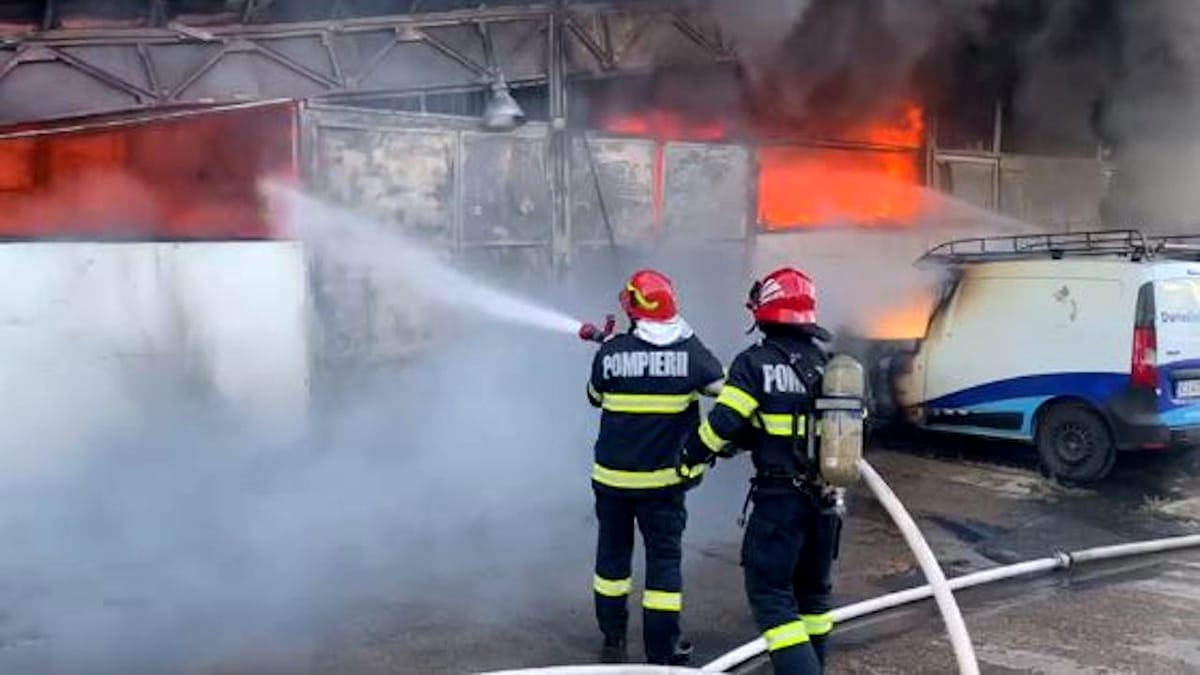 Incendiu la o hală din Parcul Industrial Oradea. 60 de angajați s-au evacuat
