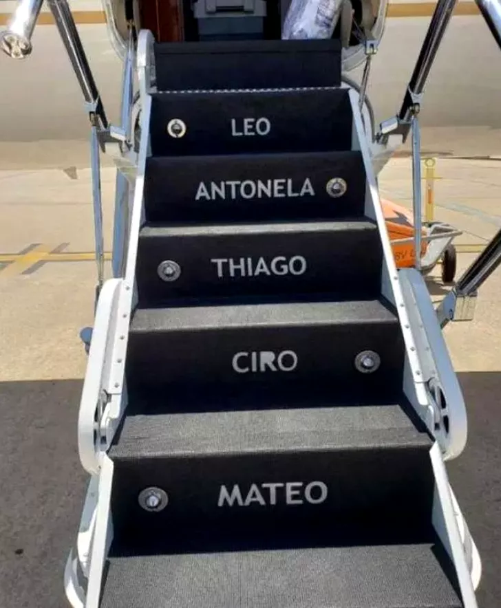 Treptele avionului sunt inscripţinate cu numele lui Leo, Antonela, Thiago, Ciro şi Mateo Messi. FOTO: thesun