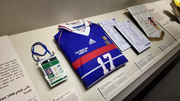 În stânga, acreditarea lui Zinedine Zidane pentru Mondialul din 1998. În centru, tricoul lui Emmanuel Petit. Sursa: Fanatik