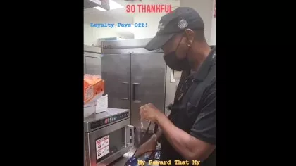 Ce a primit un angajat al unui fast-food cunoscut după 27 de ani...