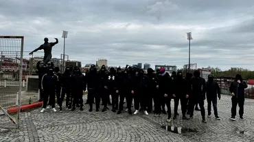 Derbyul Steaua  Dinamo a inceput deja pe strazi Bataie intre ultrasi Politia a intervenit in forta mai multi suporteri arestati Video