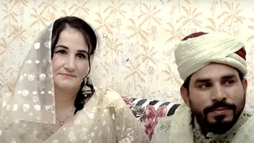 O romanca de 50 ani sa casatorit cu un pakistanez mai tanar decat ea pe care la cunoscut pe Internet Ce sa petrecut la nunta din tara mirelui