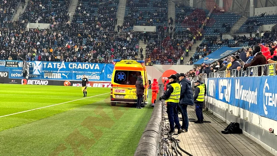 Salvarea a intrat pe teren in Universitatea Craiova  FCSB Un suporter a fost lovit si transportat la spital