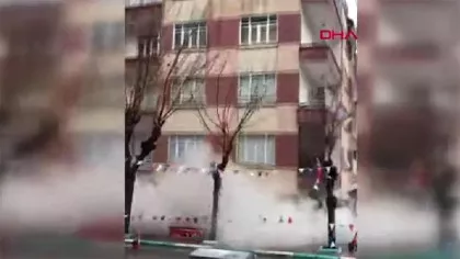 VIDEO Momentul în care un bloc se prăbușește, ca urmare a cutremurului puternic...
