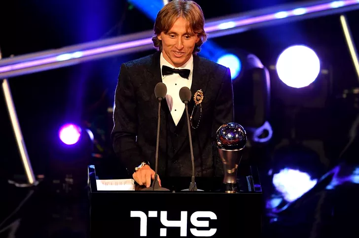 Luka Modric câştigă peste 28.000 de euro pe zi la Real Madrid, dar foloseşte un telefon antic. În septembrie a primit premiul de cel mai bun fotbalist al anului