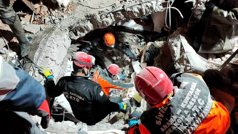 Salvari miraculoase de sub ruine imagini impresionante La peste 50 de ore de la cutremur inca se mai petrec minuni Video