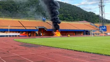 Incendiu la stadionul Ceahlaul din Piatra Neamt Niste copii ar fi pornit focul Pompierii au intervenit