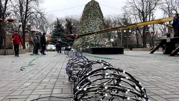 Bradul de Craciun care nu se rupe In piata din Nikolaev a fost construit un pom din plase de camuflaj Video
