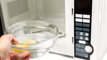Cum sa cureti cuptorul cu microunde cu ajutorul unui truc simplu Ai nevoie doar de doua ingrediente