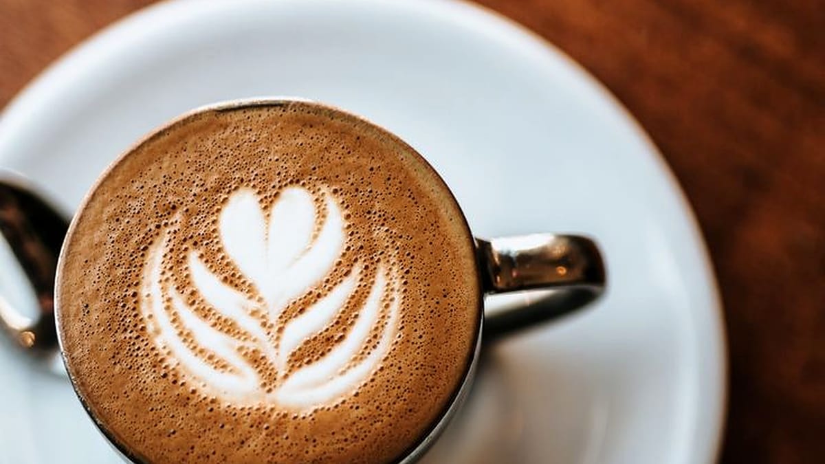 Ce să pui în cafeaua de dimineață ca să fie mai sănătoasă. Ingredientul banal care face minuni pentru organism