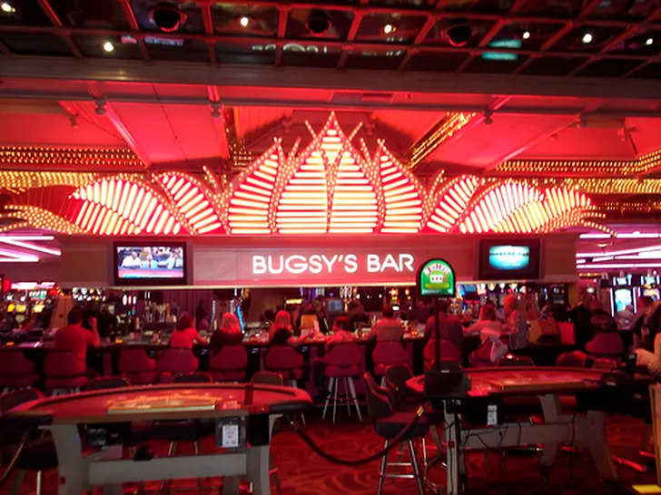Bugsy Bar în incinta cazinoului Flamingo, cel ridicat de mafiot. Celebrul casino al unui gangster notoriu, având drept simbol pasărea flamingo