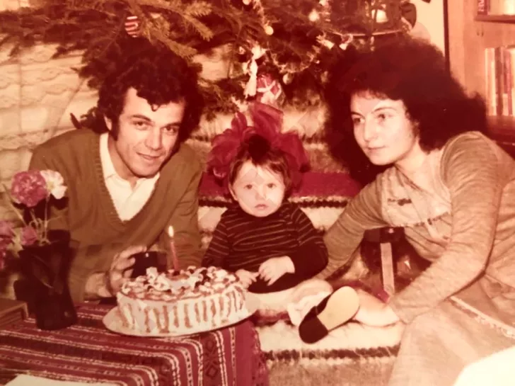 Alexandra Ungureanu bebeluș alături de părinții ei