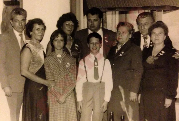 Adi Nartea alături de familia sa. Sursă foto: Arhivă personală