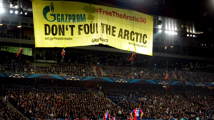 Greenpeace protest disrupts Basel vs FC Schalke 04 Champions League match - video