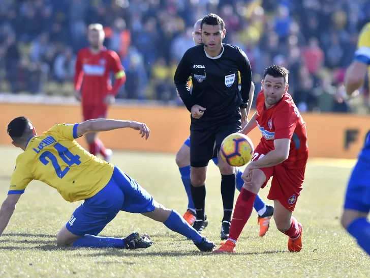 Arbitrul Ovidiu Hațegan atent la o fază din meciul Dunărea Călărași - FCSB