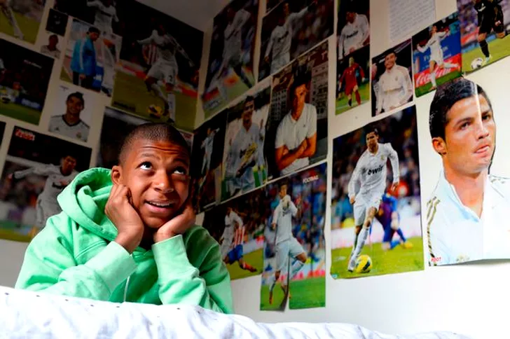 Fotografia cu Mbappe înconjurat de postere cu Ronaldo