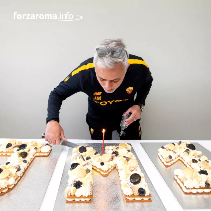 Jose Mourinho a primit un platou imens de prăjituri cu inițialele numelui său