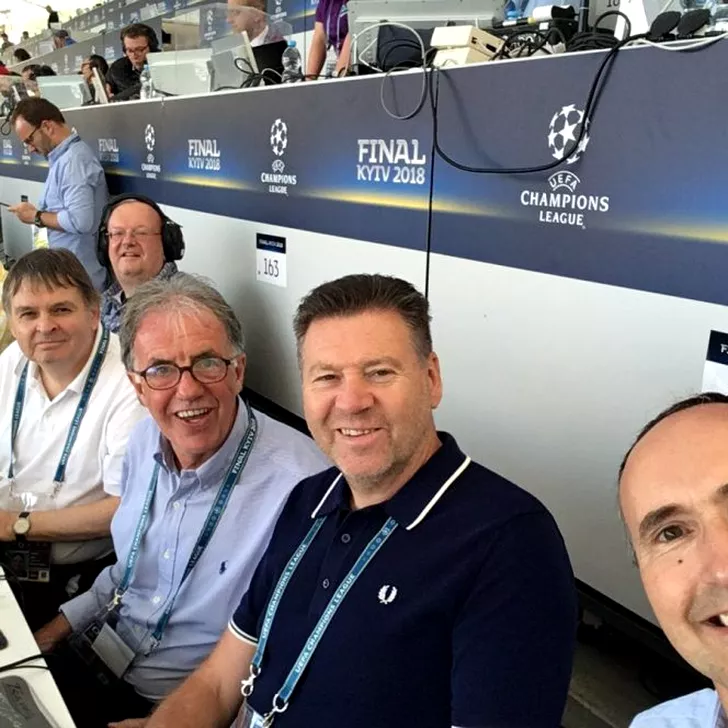 Jurnaliștii și-au luat locurile la masa presei pe Stadionul Olimpic din Kiev pentru finala Ligii Campionilor dintre Real Madrid și FC Liverpool