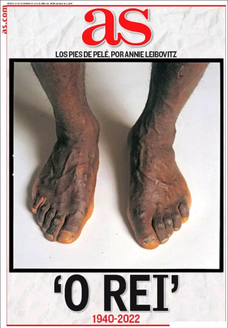 Ziarul AS, fotografie emoționantă cu picioarele de „aur” ale lui Pele, realizată de celebra artistă Leibovitz.