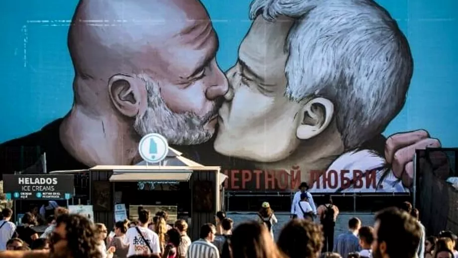 Pictura cu sarutul dintre Guardiola si Mourinho a socat planeta Ce semnificatie are muralul expus in Barcelona