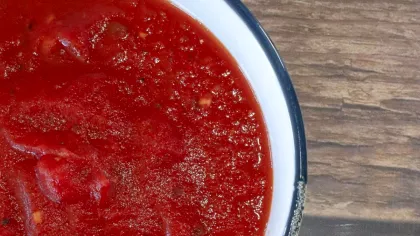 Secretul tinereții se află în pasta de tomate. Rețeta unui medic dermatolog