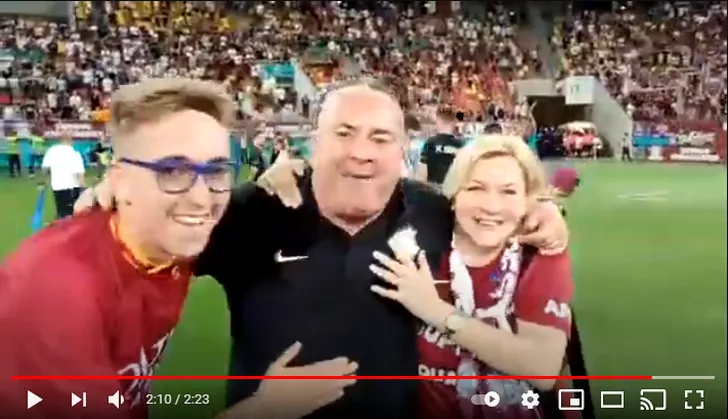 Mihai Iosif, alături de soția sa și de fiul său, Sabin, la finalul meciului cu FCSB. Sursă foto: captură video Fanatik