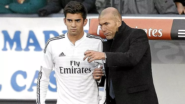 Zinedine Zidane și fiul său Enzo. Are 23 de ani și acum joacă în Segunda Division. E cel mai mare dintre cei patru băieți ai lui Zizou