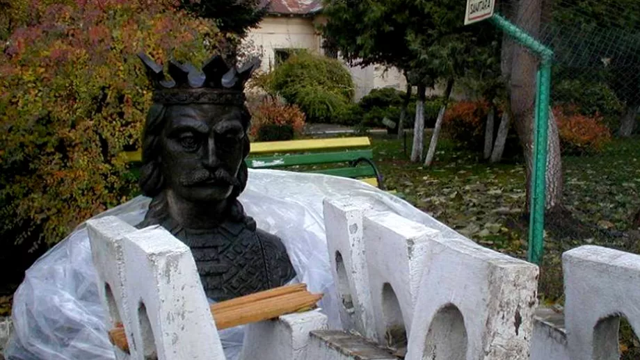 Caz misterios la Primaria Tecuci O statuie cu bustul lui Stefan cel Mare a disparut fara urma