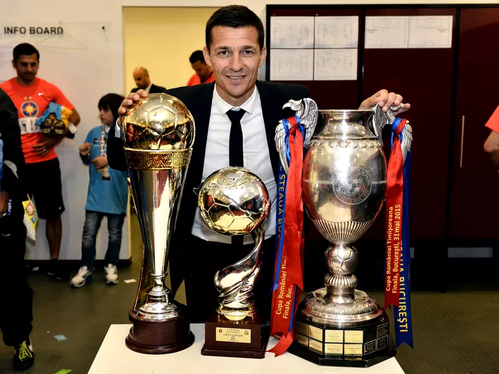 Costel Gâlcă alături de cele trei trofee câștigate la FCSB în 2015