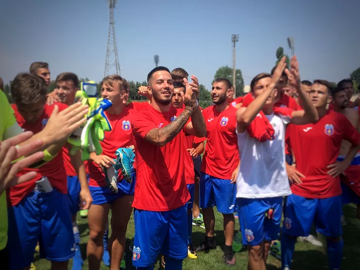 Junior Măcriş salută galeria celor de la CSA Steaua după un meci disputat în Ghencea