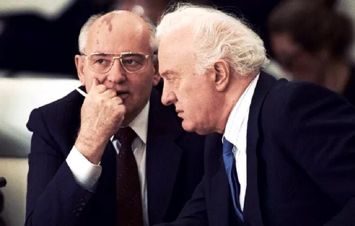 Mihail Gorbaciov s-a bazat mult pe talentul și experiența diplomatică a lui Eduard Şevardnadze (aici pe 21 noiembrie 1990), la o întâlnire a liderilor europeni la Bruxelles