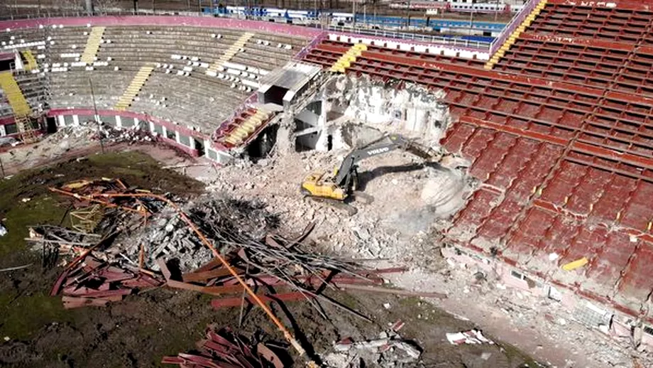 Ultimele clipe ale stadionului Giulești! Imagini inedite cu momentul în care tribuna a II-a cade la pământ. Video