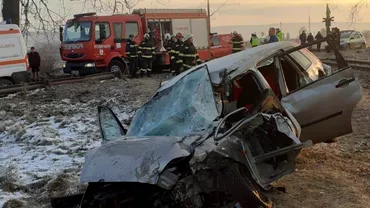 Accident teribil pe calea ferata un tren cu calatori a lovit in plin o masina O tanara si fratele ei de 7 ani au fost grav raniti