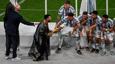Viorel Moldovan dezgustat de cum lau imbracat qatarezii pe Leo Messi la festivitatea de premiere Nu poti sa faci fotografia pentru istorie imbracat in fantoma