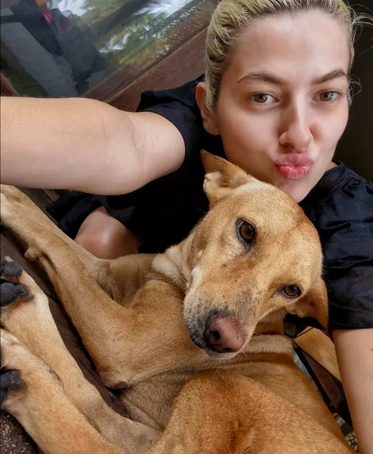 Lidia Buble, selfie cu un câine