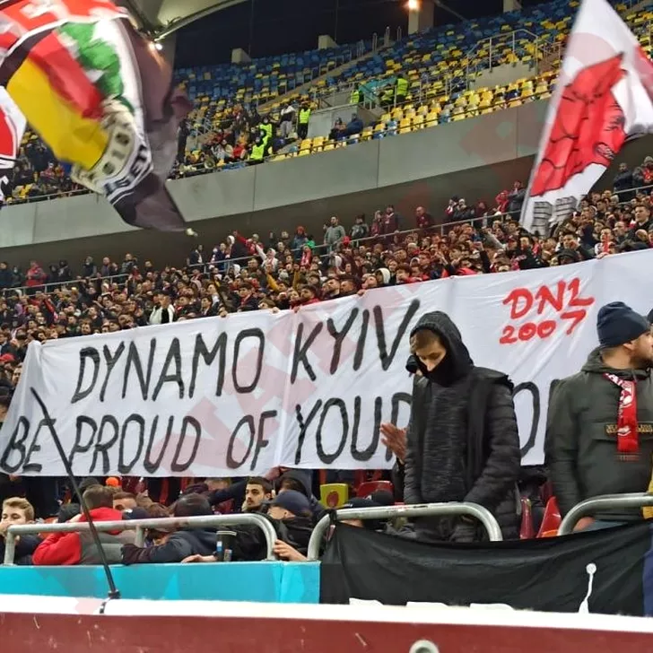 Banner de susținere al galeriei lui Dinamo pentru ultrașii lui Dinamo Kiev