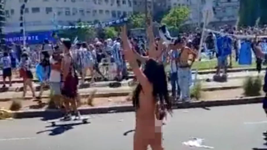 O fana a Argentinei a dansat complet dezbracata la Obelisc Imagini rare de la sarbatoarea campionilor mondiali Video