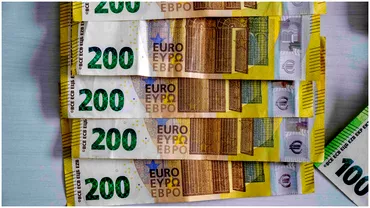 O femeie din Piatra Neamt a gasit un plic cu aproape 17000 de euro intro parcare Ce a facut cu banii