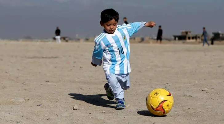 Murtaza a lăsat în urmă mingea și tricourile de la Messi