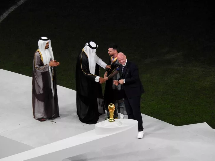 Leo Messi, îmbrăcat în port tradiţional qatarez. Sursa: Fanatik