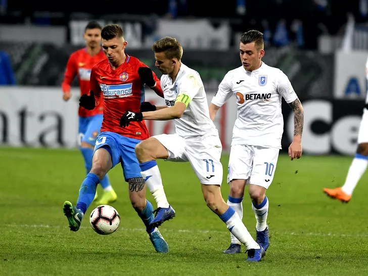 Florin Tănase în duel pentru balon cu Nicușor Bancu în meciul FCSB - U Craiova