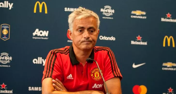 Jose Mourinho înmtr-o conferință de presă din perioada în care o pregătea pe Manchester United