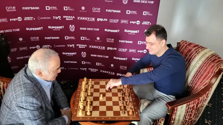 Garry Kasparov, la o partidă de şah cu reporterul Fanatik, Gabriel Eşanu. Sursa: Fanatik