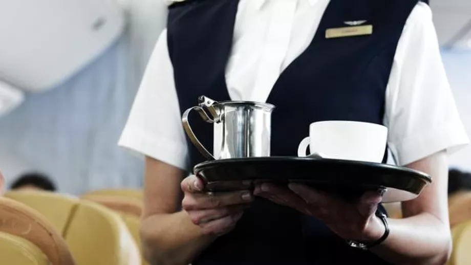 O stewardesa dezvaluie un secret al companiilor aeriene De ce nu ar trebui sa bei cafea sau ceai la bordul avionului