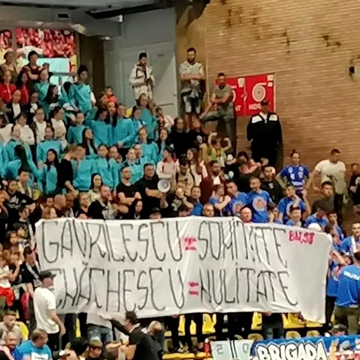 Banner afişat de fanii vâlceni la meciul cu CSM