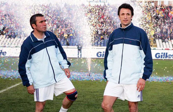 Gică Hagi și Gică Popescu la un eveniment fotbalistic pe stadionul din Craiova