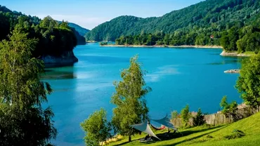 Comuna din Romania in care se gaseste lacul de smarald Turistii vin aici in orice anotimp