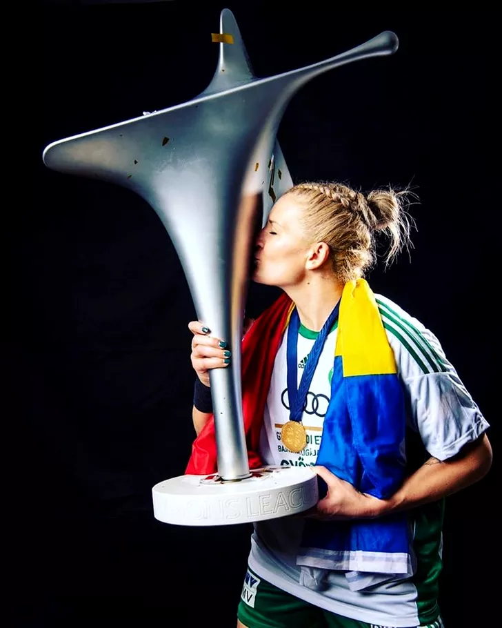 Crina Pintea sărută trofeul Ligii Campionilor